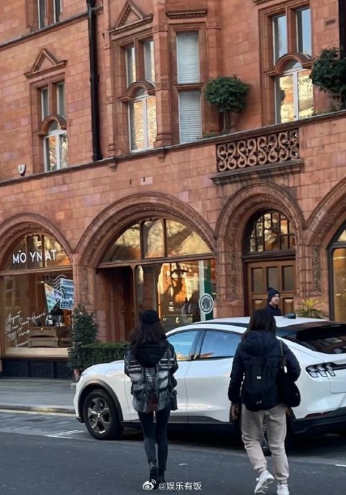 bestc登錄:網友英國偶遇章澤天登熱搜:身材纖瘦氣質超群