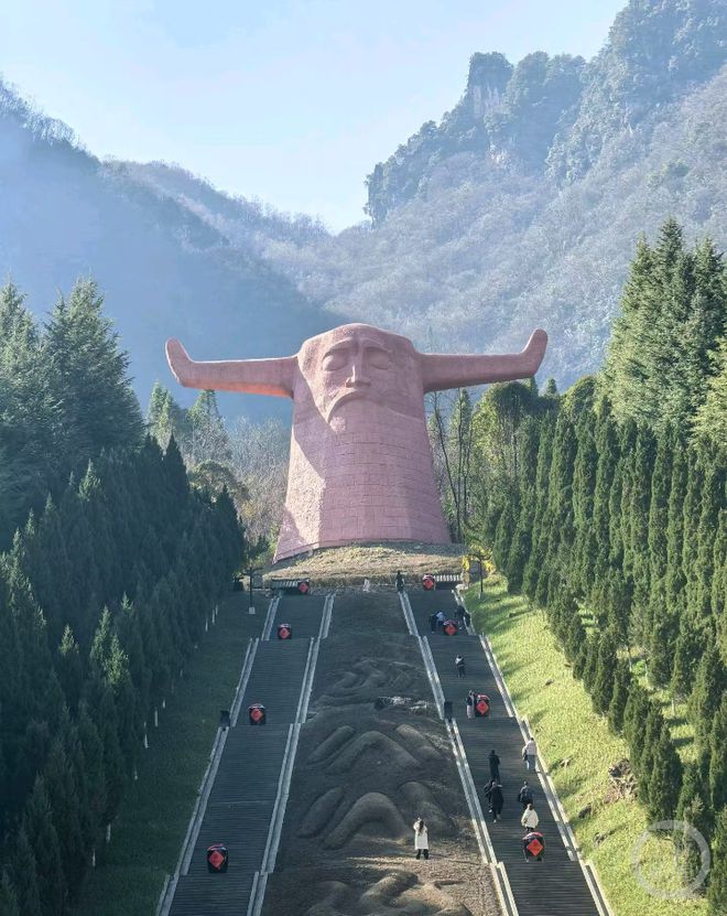 百家樂:湖北神辳架地標神辳罈清洗後變紅?景區:重新上色了